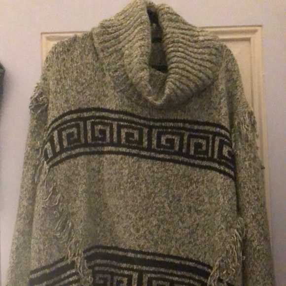 Kenzie Turtleneck oversized sweater with fringe - Picture 2 of 8